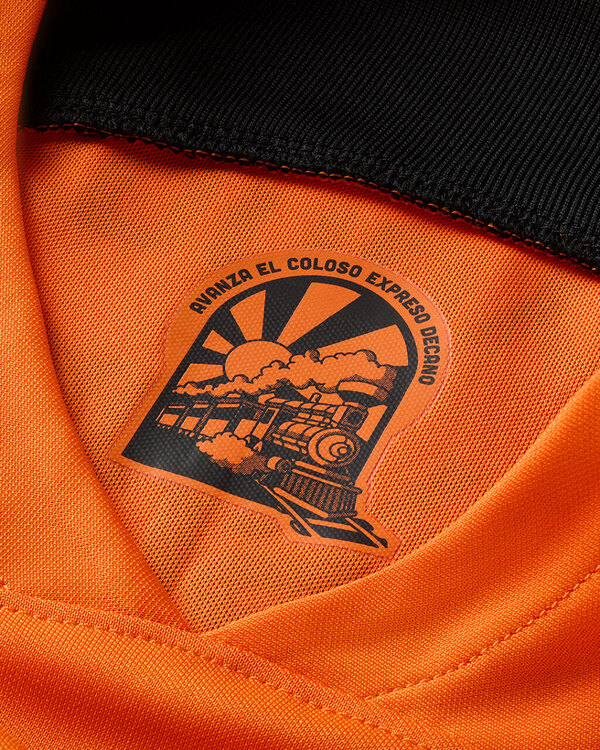 Versus / Olimpia vuelve al naranja y presenta su tercera camiseta para la temporada 2024
