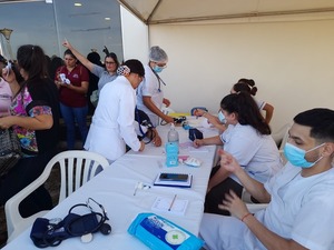 Especialistas médicos brindan atención y entrega de anteojos en el distrito de Cambyreta