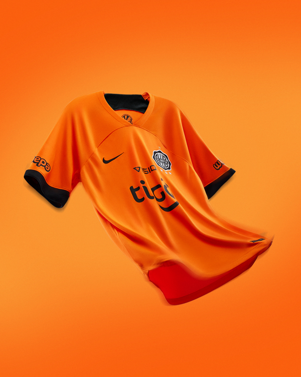 Olimpia vuelve al naranja y presenta su tercera camiseta para la temporada 2024