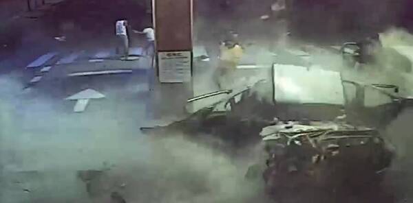 Cargaba gas en una estación de servicio, su auto explotó y causó una lluvia de cocaína - Noticiero Paraguay