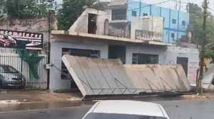 Tormenta causa daños y deja a oscuras el este del país
