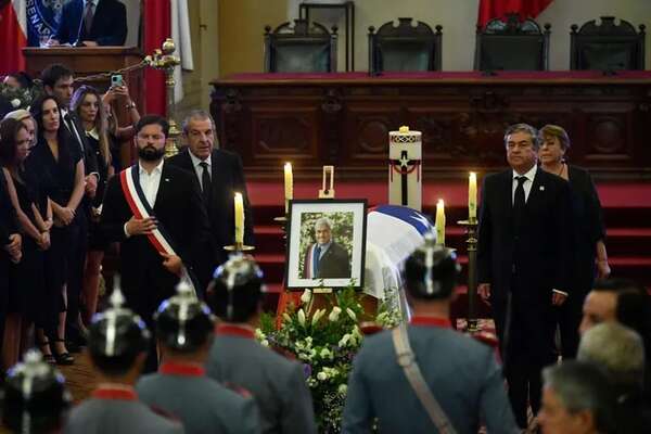 Expresidentes y adversarios políticos despiden al exmandatario Piñera en funeral de Estado - Mundo - ABC Color