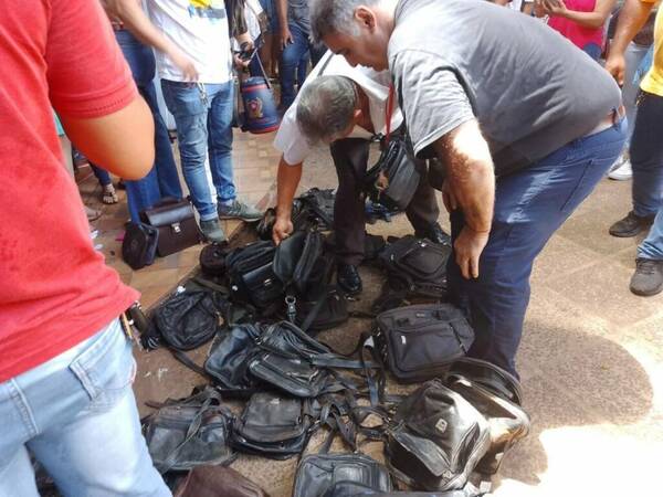 Al menos 15 "topos" cavaron el túnel y pelaron a cambistas