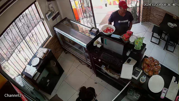 Robo captado en cámara: descuidista se apodera de billetera perdida en Encarnación