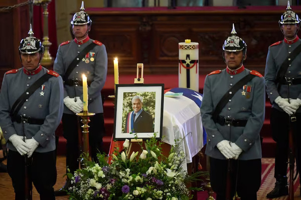 Autoridades y expresidentes rindieron homenaje a Sebastián Piñera