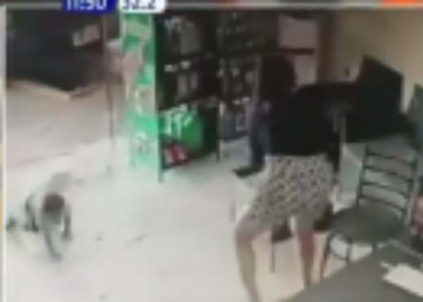 (VIDEO)Puerta de vidrio se desplomó sobre niño de 1 año