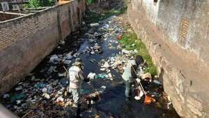 Vecinos de la calle Carmen Soler piden solución ante contaminación del arroyo Mburicaó - Nacionales - ABC Color
