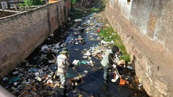 Vecinos de la calle Carmen Soler piden solución ante contaminación del arroyo Mburicaó - Nacionales - ABC Color