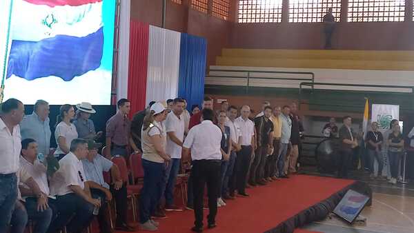 El presidente Santiago Peña entrega aportes y ambulancias a distritos de Itapúa