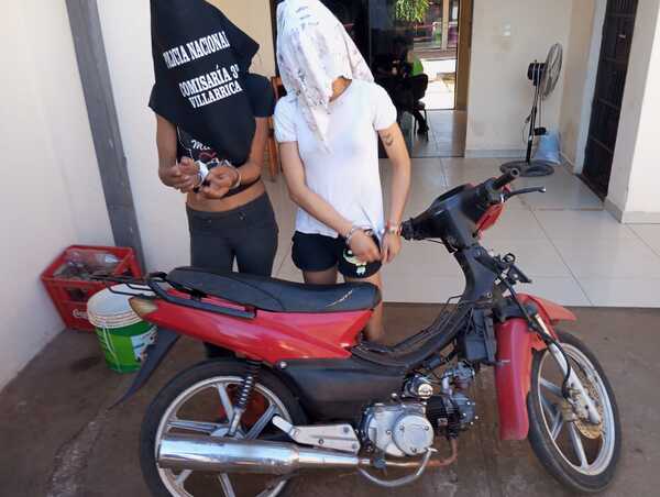 La policía aprehendió a dos mujeres por el robo de una motocicleta