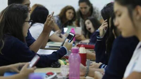 Por WhatsApp controlarán el horario de salida de sus hijos
