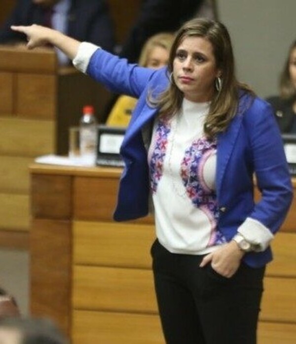 Con ayuda de medios aliados, la senadora Kattya busca desviar acusación de tráfico de influencia que puede motivar su destitución – La Mira Digital