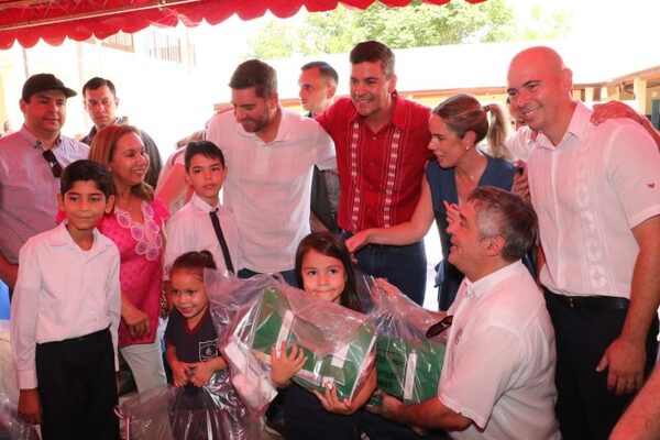MEC celebra entrega del 100% de los kits escolares 14 días antes del inicio de clases