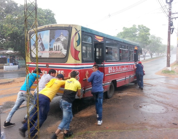 Hartos del pésimo servicio de transporte público, pasajeros se movilizarán frente al MOPC - El Independiente