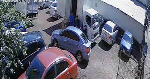 La Nación / Asalto tipo comando: delincuentes roban camión cargado de electrónicos en CDE