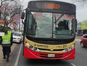 Usuarios del transporte público se manifiestan contra el servicio · Radio Monumental 1080 AM