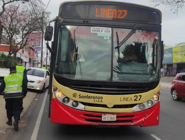 Usuarios del transporte público se manifiestan contra el servicio · Radio Monumental 1080 AM