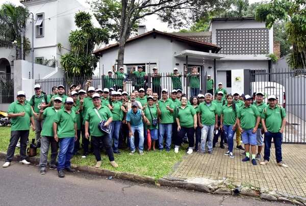 Más de 100 cuidacoches vuelven a las calles tras ser despedidos de Parxin - Nacionales - ABC Color