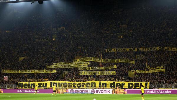 Interrumpido doce minutos el Dortmund-Friburgo por protestas de los aficionados