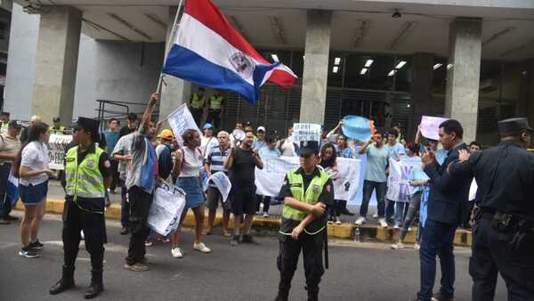 Estudiantes y trabajadores se manifiestan contra servicio de transporte