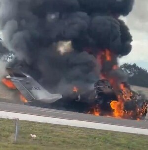 (VIDEO) Jet cayó y explotó en autopista de Florida con cinco personas a bordo