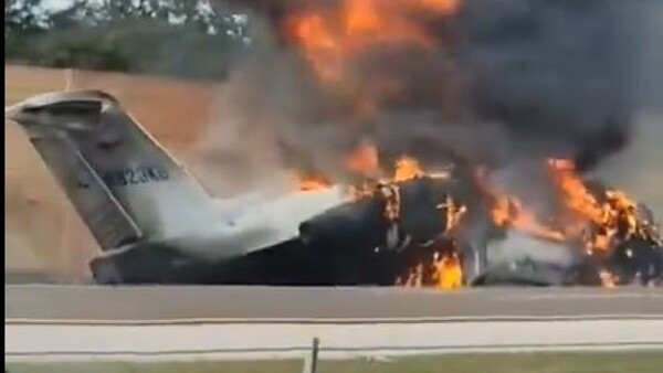 Video: Se estrella una avioneta contra un auto en una ruta de EEUU