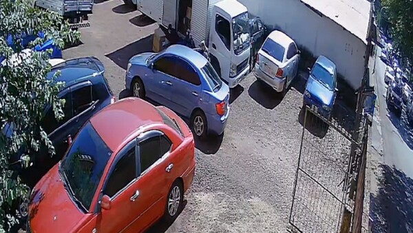 Delincuentes roban un camión de un estacionamiento en CDE
