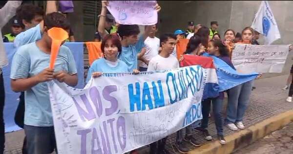 Diario HOY | Pasajeros, estudiantes y choferes se unen para protestar por un mejor transporte público