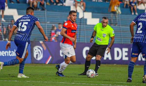 Versus / Un inspirado 2 de Mayo goleó a Sol de América