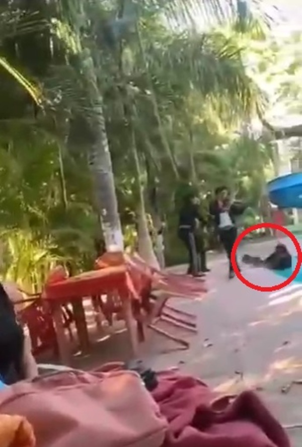 (VIDEO) Mariachi no miró su camino y aguó entrada romántica