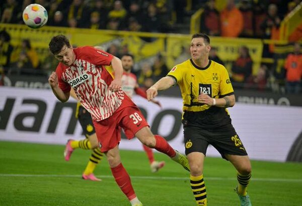 El Dortmund sonríe ante el Friburgo en el regreso de Mateu Morey
