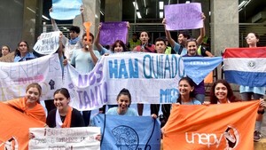 “Paso más tiempo en la parada que con mi familia”, reclaman pasajeros de buses