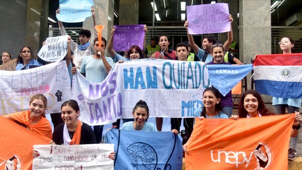 “Paso más tiempo en la parada que con mi familia”, reclaman pasajeros de buses