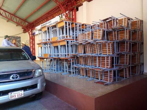 Itapúa invierte en educación: entrega de muebles a instituciones educativas