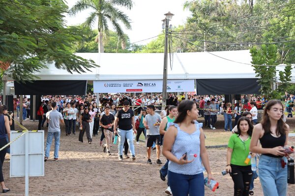 Con ilusiones y expectativas más de 13.000 jóvenes rinden examen para Becas del Gobierno - .::Agencia IP::.