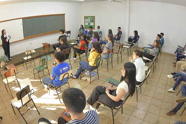 Postulantes del Alto Paraná a becas del Gobierno rinden hoy en la UNE | DIARIO PRIMERA PLANA