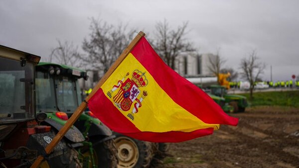 Agricultores españoles y polacos protestan contra políticas de la UE