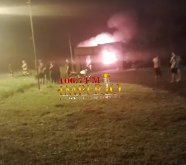 Vecinos de Terraza 2 piden ayuda para mujer que tuvo su casa incendiada intencionalmente - Radio Imperio 106.7 FM