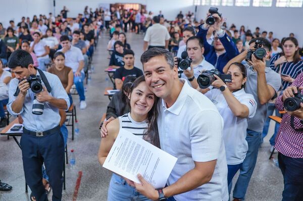 Presidente Santiago Peña alienta a jóvenes postulantes a becas: «La educación es la llave del progreso»