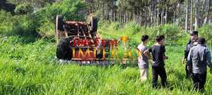 Camioneta volcó al costado de la ruta PY05 al intentar desviar de otro vehículo - Radio Imperio 106.7 FM