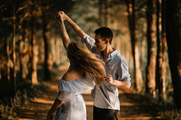 «Caminando juntos en la luz: Consejos para un noviazgo sano