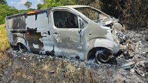 Furgoneta quemada en Minga Guazú se usó en robo a cambistas, confirma la Policía - Noticiero Paraguay