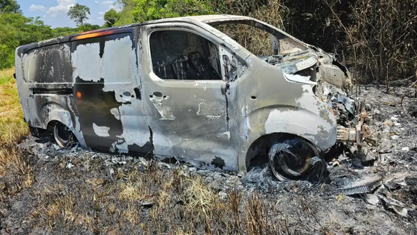 Furgoneta quemada en Minga Guazú se usó en robo a cambistas, confirma la Policía - Noticiero Paraguay