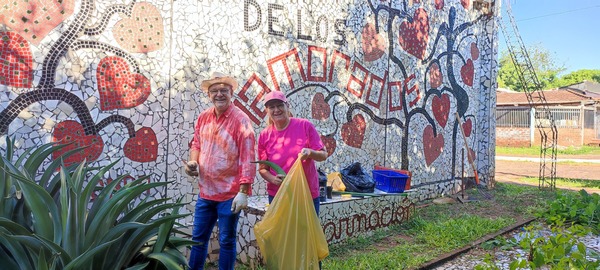 Voluntarios embellecen el Paseo de los Enamorados en Encarnación bajo la dirección del reconocido artista plástico Rubén Sykora