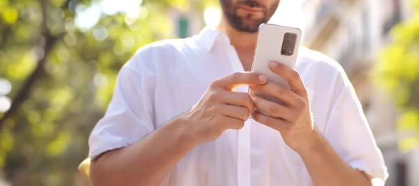 Cinco señales que hacen los infieles con su celular: identifica si tu pareja es uno de ellos