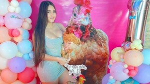 Laurys Dyva organiza el cumple de su gallina Hortensia
