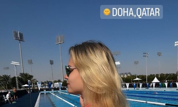 Nadadora sexy presume sus curvas en Mundial de Qatar
