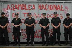 Gobierno de Milei flexibiliza uso de armas para la policía - Mundo - ABC Color