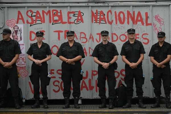Gobierno de Milei flexibiliza uso de armas para la policía - Mundo - ABC Color