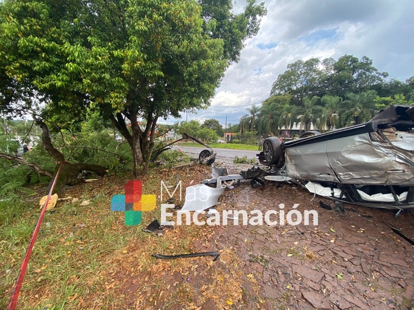 Explosión de neumático causa vuelco en Hohenau: dos personas resultan con lesiones leves.